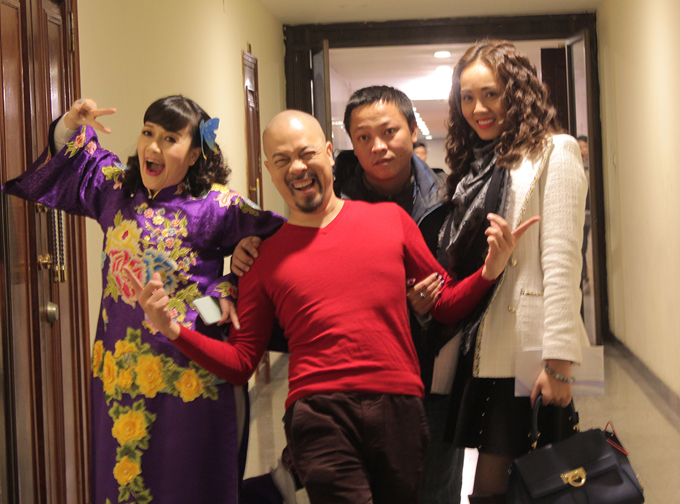 Công Lý tình cảm bên bạn gái ở hậu trường ghi hình Táo quân 2018